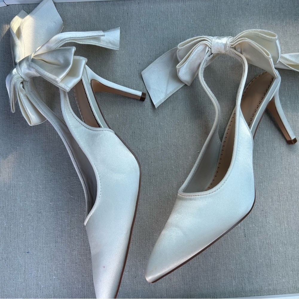 Elegant White Pointed-Toe Bow Flats - Picture 7 of 12